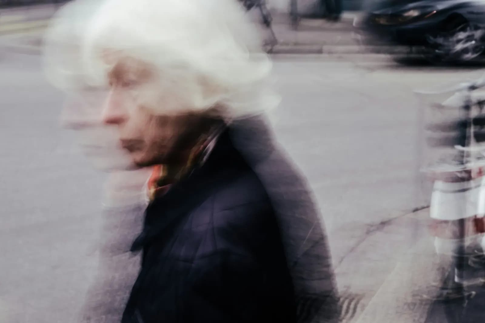Portret în mișcare, neclar, al unei femei vârstnice pe stradă
